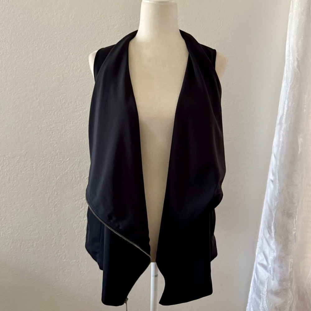 DKNYC Black Sleeveless Drape Neck Zipper Blouse✨